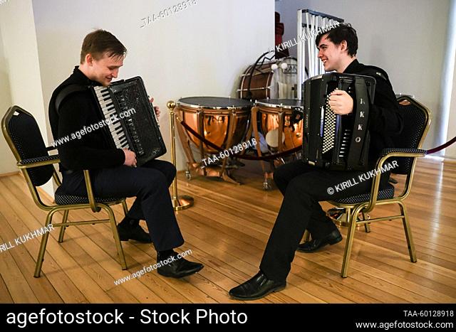 RUSSIA, NOVOSIBIRSK - JUNE 28, 2023: Kirill Kush (L) y Alexander Glushkov del Cuarteto Bayan del Conservatorio Estatal de Novosibirsk preparan para una...