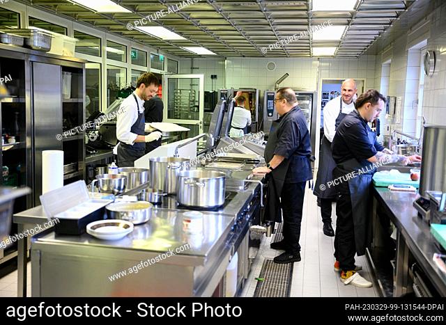 29 March 2023, Berlin: The kitchen team at Bellevue Palace prepares dinner for the state banquet in honor of King Charles III and Queen Camilla at Bellevue...