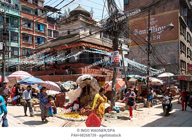 Street life on 25.04.2017 in the nepali capital Kathmandu. | usage worldwide. - Kathmandu/Nepal