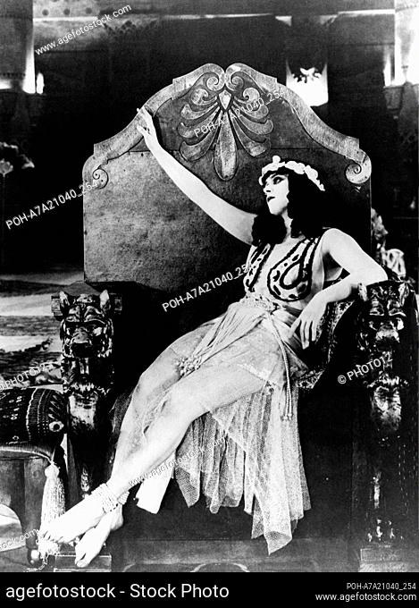 Salome Year : 1918 USA Director : J. Gordon Edwards Theda Bara Restricted to editorial use. See caption for more information about restrictions