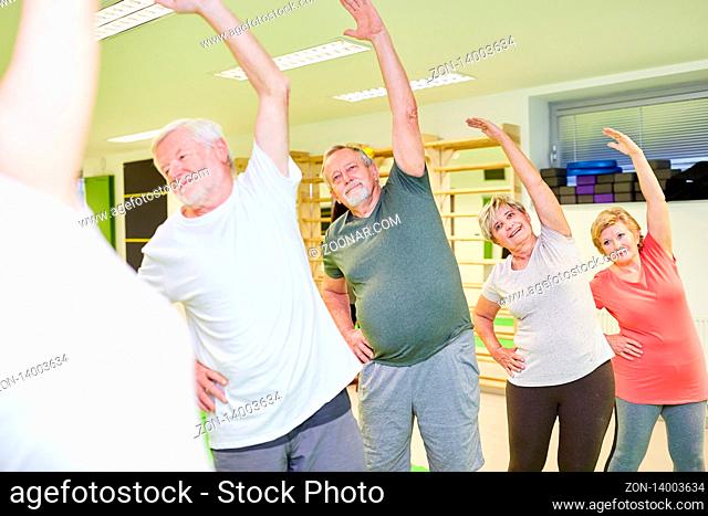 Vitale Senioren Gruppe beim gesunden Stretching in der Rückengymnastik der Physiotherapie