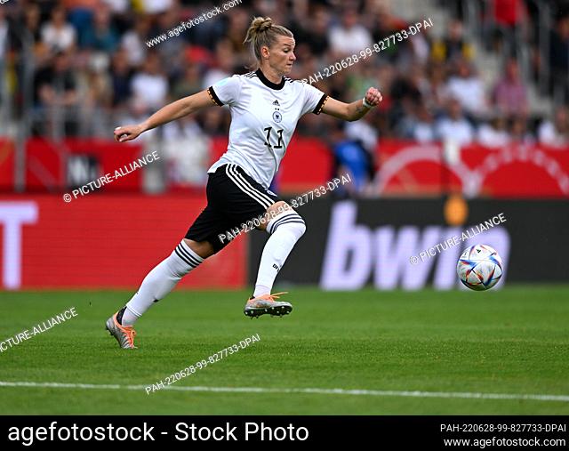 24 June 2022, Thuringia, Erfurt: Soccer, women: International match, Germany - Switzerland, at Steigerwald Stadium in Erfurt
