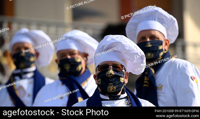 08 October 2020, Saxony, Dresden: Dresden's master bakers with mouth and nose protection are waiting for the 26th Dresden Stollen Girl in the Pillnitz Castle...