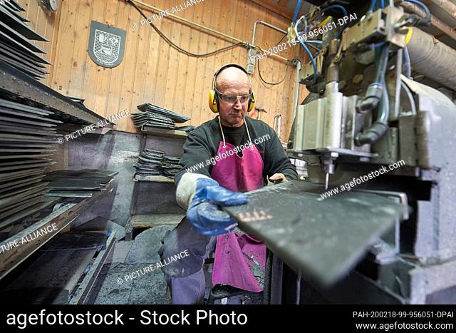 14 February 2020, Rhineland-Palatinate, Bundenbach: Gilbert Vogel prepares slates so that they can be used as roofing. 400 million years ago in the area of...