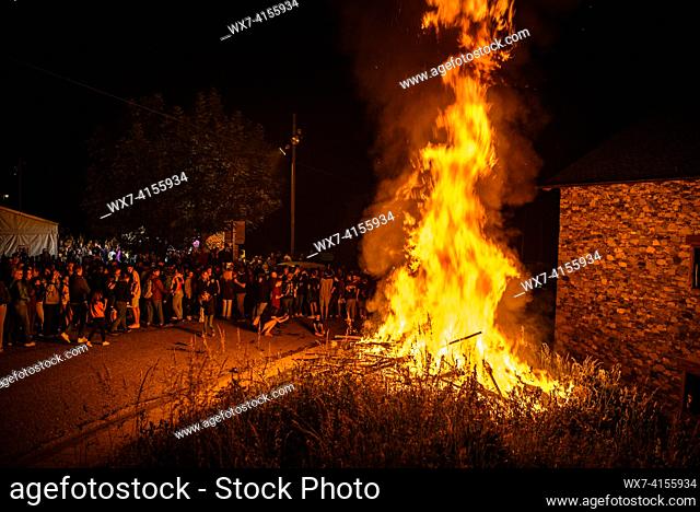 Bonfire at the end of the 2023 Falles de Durro route, in the Boí Valley (Ribagorça, Lleida, Pyrenees, Catalonia, Spain)