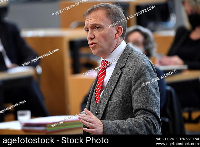 24 November 2021, Thuringia, Erfurt: Matthias Hey, head of the SPD parliamentary group, speaks at a special session of the Thuringian state parliament on the...
