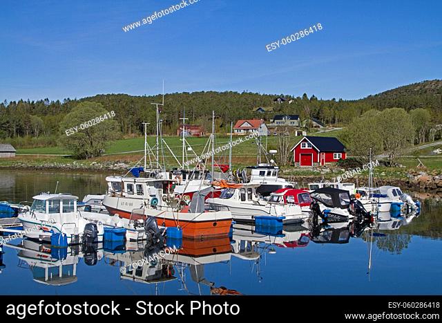 Idyllischer Fischerhafen am Nordufer des Foldafjords in Nord-Trondelag