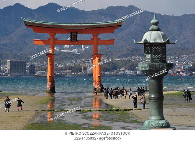 Miyajima (Japan): the Itsukushima-jinja shrine gate