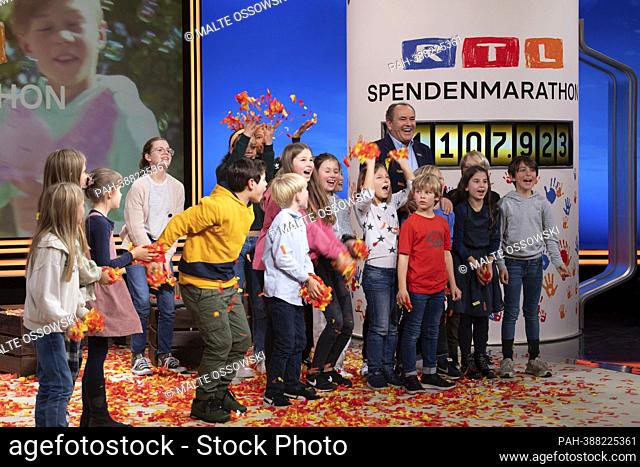 Moderator Wolfram KONS is happy with the children about the donation total of 41, 107, 923 euros, 27th RTL donation marathon ""We help children"", television