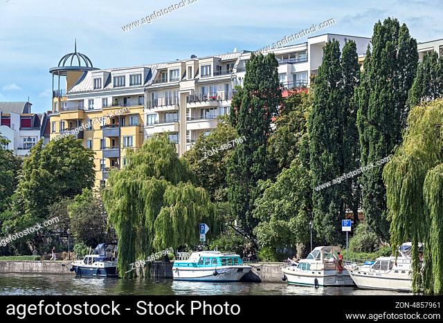 Wohnhäuser und Motorboote am Spreeufer in Berlin Tiergarten