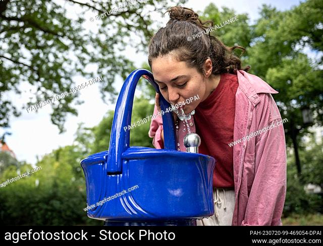 20 July 2023, Berlin: Mina Büker drinks from the new fountain. The 222nd drinking fountain was inaugurated in Lietzensee Park
