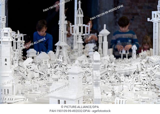 09 January 2019, Saxony, Dresden: During the children's biennial in the Japanese Palais, children will play with the work ""The cubic structural evolution...