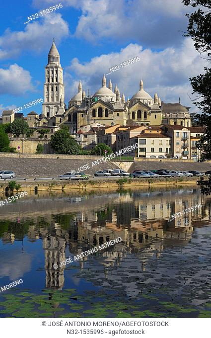Saint Front Cathedral and Isle River, Perigueux, Dordogne, Aquitaine, France, Europe