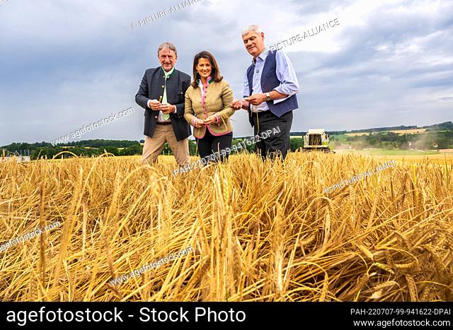 07 July 2022, Bavaria, Lengdorf: Günther Felßner (l-r), Deputy President of the Bavarian Farmers' Association, Michaela Kaliber (CSU), State Minister for Food