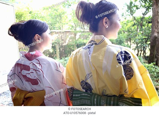Back figure of Japanese women putting on a yukata