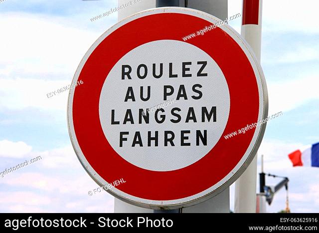 Slow driving also in French