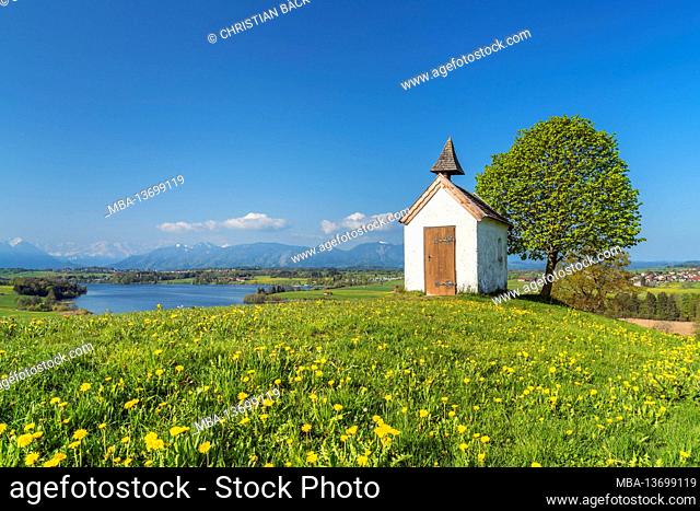 Mesnerhauskapelle on Aidlinger Höh am Riegsee in front of Wetterstein Mountains and Ammergau Alps, Aidling, Riegsee, Upper Bavaria, Bavaria, Germany