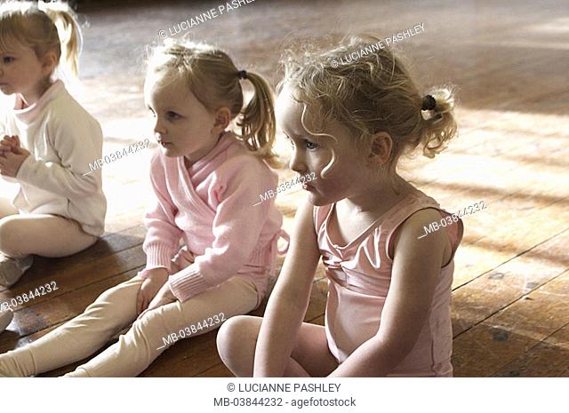 Girls, ballet-instruction, wood-ground, sits, at the side, detail, series, people, children, toddlers, 3 years, group, ballet-group, ballet dancer, clothing