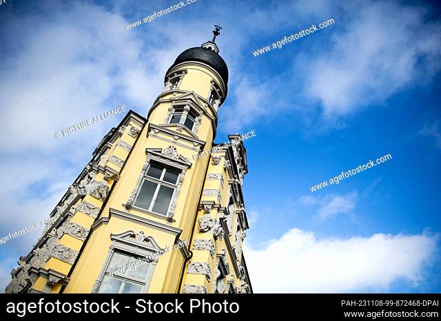 08 November 2023, Lower Saxony, Oldenburg: The historic castle stands in sunny autumn weather in the city center against a blue sky with light cloud cover