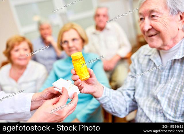 Senior und Ärztin mit Medikamenten in einem Kurs zur Gesundheitsberatung