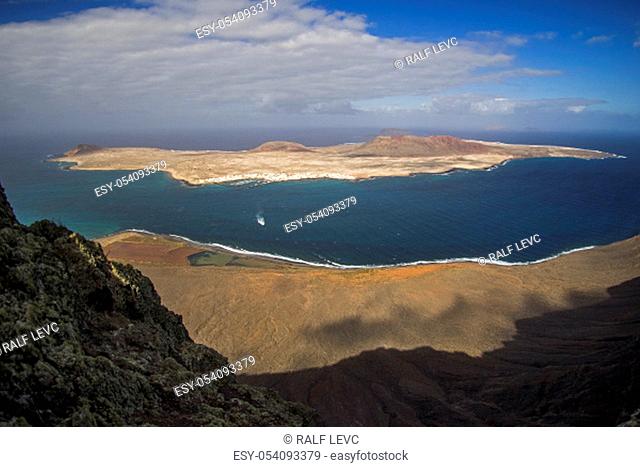 Spain, Canary Islands, View to La Graciosa from Lanzarote / Mirador del Rio