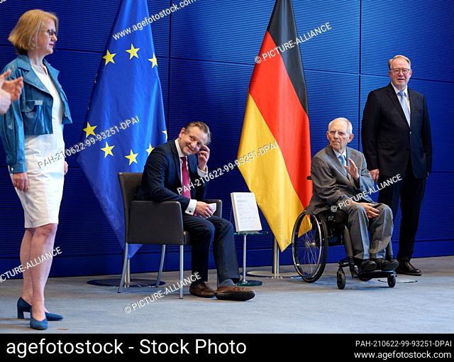 22 June 2021, Berlin: Wolfgang Schäuble (2nd from right, CDU), President of the Bundestag, accepts the final report of the Wirecard Investigation Committee from...