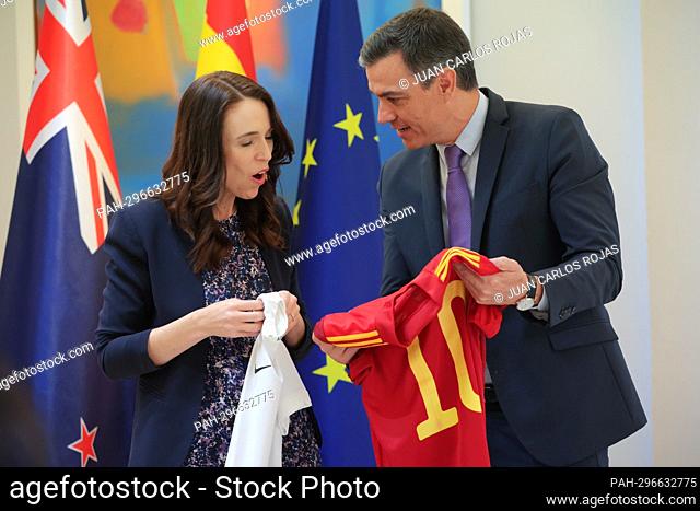 Madrid, Spain, 28.06.2022.- Pedro Sánchez and Jacinda Ardern show the jerseys of their soccer teams. President of the Government Spanish Pedro Sánchez
