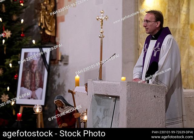 01 January 2023, Bavaria, Marktl: Franz Haringer, theological director of Benedict XVI's birthplace, attends a service for Pope Emeritus Benedict XVI at St