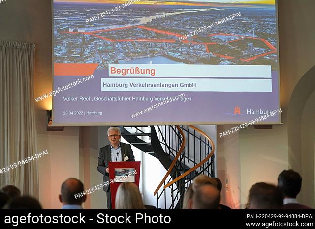 29 April 2022, Hamburg: Volker Rech, Managing Director Hamburg Verkehrsanlagen, speaks to the participants of the expert event on the test track for automated...