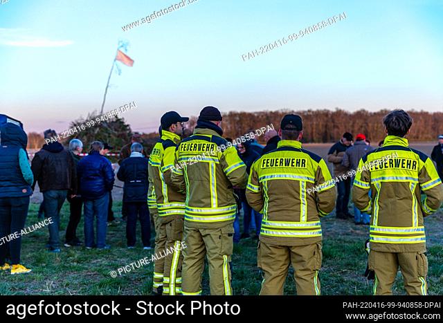 16 April 2022, Brandenburg, Cottbus: Comrades of the volunteer fire department are about to be deployed at the Easter fire