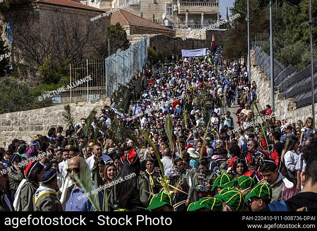 10 April 2022, Israel, Jerusalem: Christian worshippers hold palm fronds as they take part in the Palm Sunday procession in Jerusalem