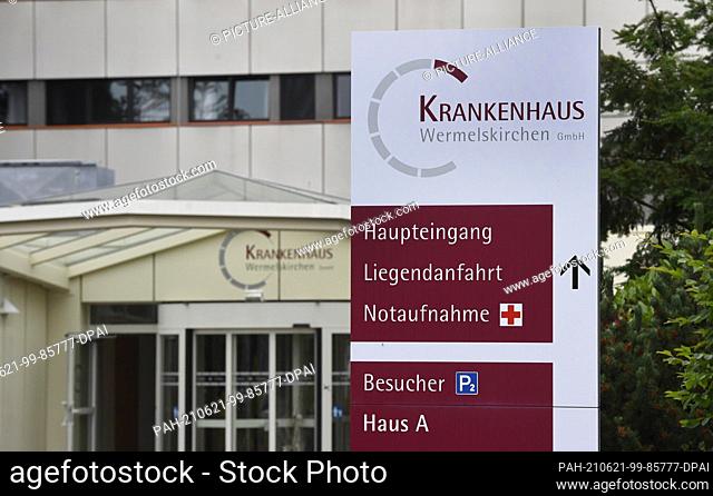 21 June 2021, North Rhine-Westphalia, Wermelskirchen: A sign with the logo of ""Krankenhaus Wermelskirchen GmbH"" stands in front of the building