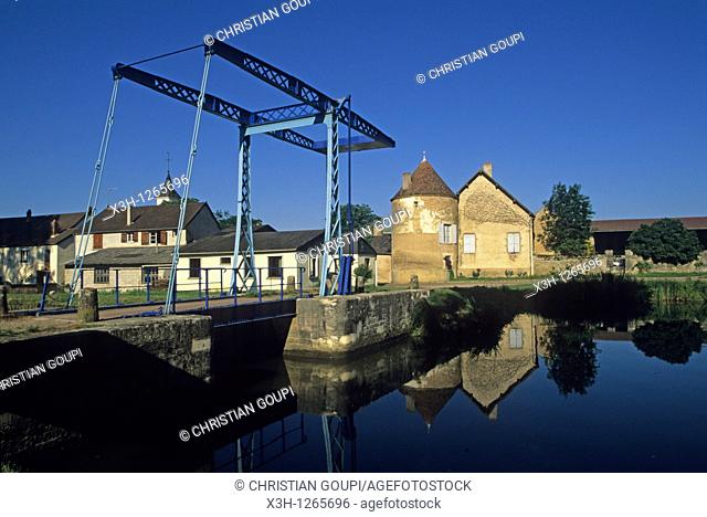 bascule bridge at Dirol, Canal of Nivernais, Nievre department, region of Burgundy, center of France, Europe