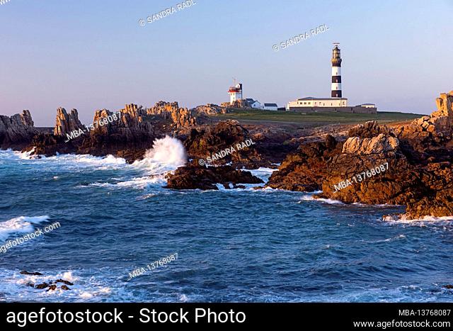 Rocky coast and lighthouse of the Pointe de Créac'h in the evening light, Île d'Ouessant, France, Brittany, Finistère department