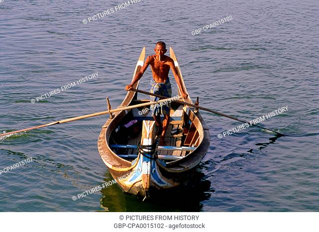 Burma / Myanmar: Boatman on the Irrawaddy (Ayeyarwady) River, Amarapura, south of Mandalay
