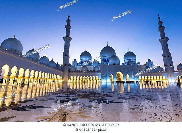 Courtyard of the Sheikh Zayed Mosque, Sheikh Zayed Grand Mosque, Abu Dhabi, Emirate of Abu Dhabi, United Arab Emirates