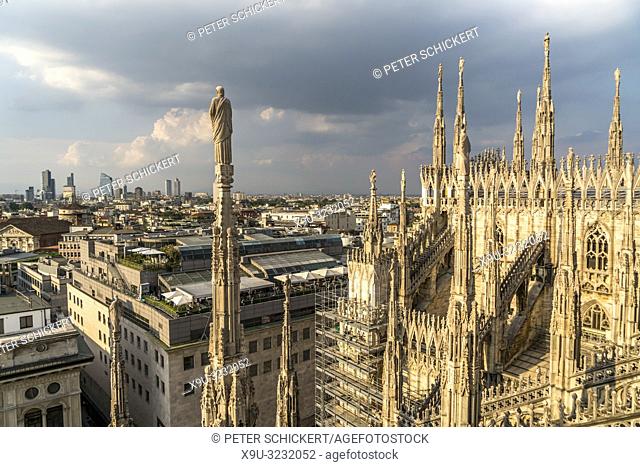 Türme des Mailänder Dom und Stadtansicht Mailand, Lombardei, Italien | pinnacles and spires of Milan Cathedral and Milan cityscape, Lombardy, Italy