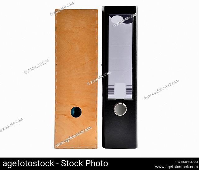 Aktenordner und Stehsammler auf weißem Hintergrund - Ring binder and wooden box on white background