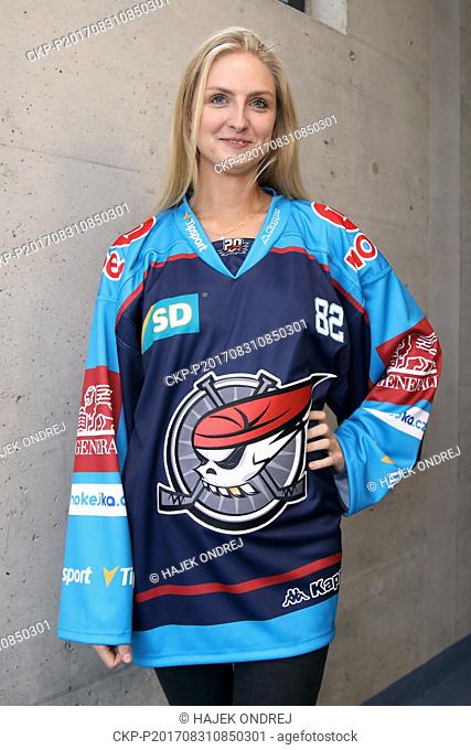 Modelky predvedly 31. srpna na tiskove konferenci chomutovskeho hokejoveho klubu dresy pro nadchazejici extraligovou sezonu