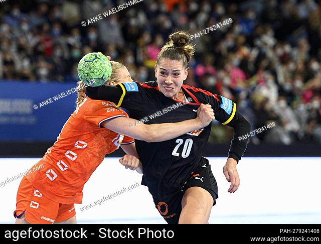 Emily BOELK (Bölk) r. (GER) in duels versus Danick Snelder (NED), action, handball Euro qualification women, Germany (GER) - Netherlands (NED) 25:31