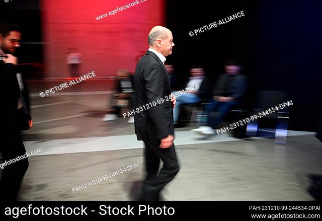 10 December 2023, Berlin: Federal Chancellor Olaf Scholz (SPD) leaves the SPD's regular federal party conference at the Berlin Exhibition Center