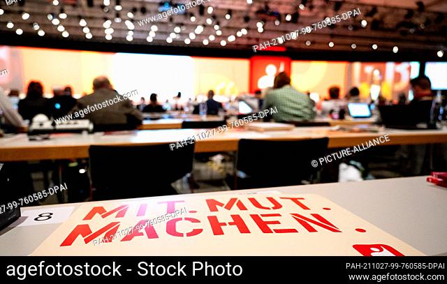 27 October 2021, Lower Saxony, Hanover: A sign with the inscription ""Mit.Mut.Machen"" lies on a table at the 7th Ordinary Trade Union Congress of the Mining
