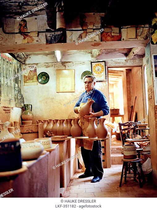 Potter making jars for Sangria, old family owned workshop, c/Valencia 44, Úbeda, Andalusia, Spain