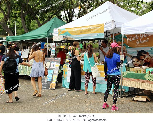 5 May 0218, Honolulu, USA: Michael Koenigs (C) sells self-made sunscreen at a farmer's market in Honolulu. Photo: Christina Horsten/dpa