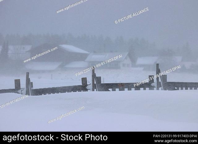 31 January 2022, Bavaria, Schongau: A snow fence stands in the dense snow drift. Photo: Karl-Josef Hildenbrand/dpa. - Schongau/Bavaria/Germany