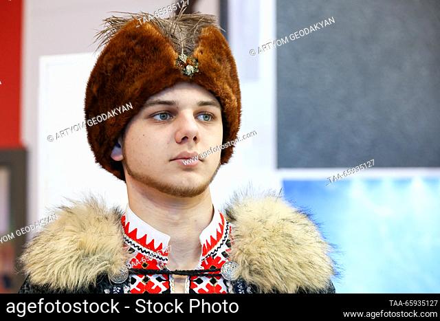 RUSSIA, MOSCOW - 20 de diciembre de 2023: Un hombre lleva un traje popular en la inauguración del Día de la Región de Zaporozhye durante la exposición...