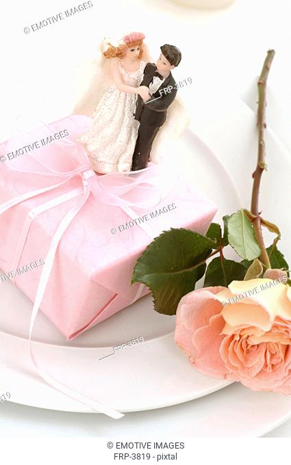Plate with gift, rose and bride and groom figurines