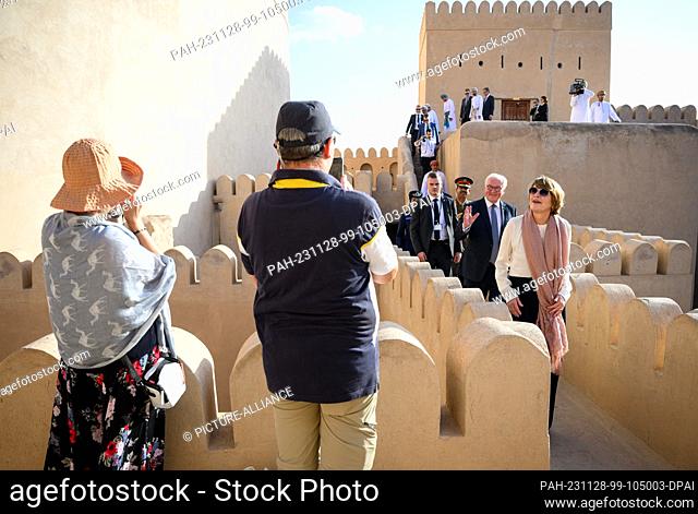 28 November 2023, Oman, Nizwa: Federal President Frank-Walter Steinmeier (2nd from right) and his wife Elke Büdenbender (right) are photographed and filmed by a...