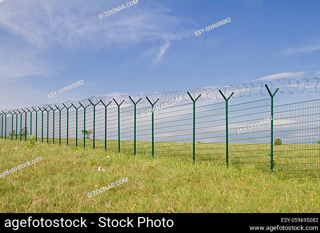 Die aktuelle Lage in Europa führte dazu dass unzählige Kilometer solcher Zäune an den Landesgrenzen zum Schutz vor illegaler Einwanderung errichtet wurden