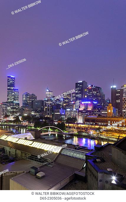 Australia, Victoria, VIC, Melbourne, skyline along the Yarra River towards Rialto Towers, elevated view, dusk